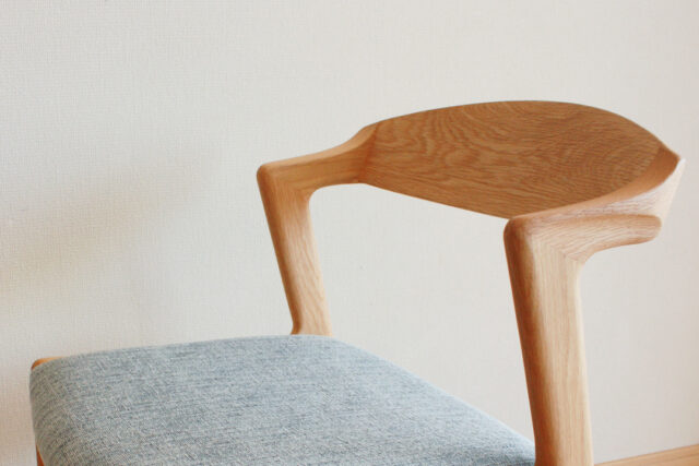 曲げ木による緩やかなカーブ