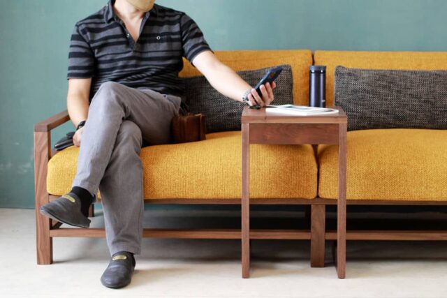 座面に挿せるコの字型デザイン