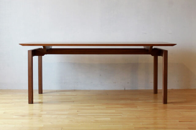 使いやすい4本脚デザインベース