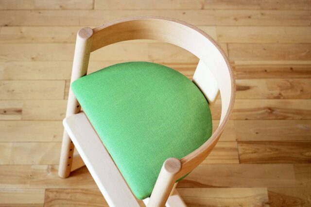 曲木の技術で製作した背もたれ