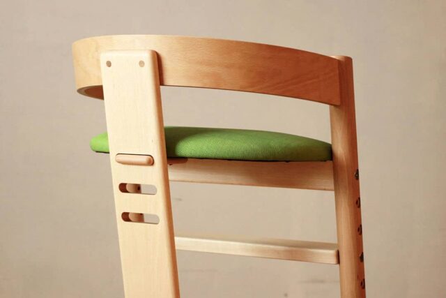 座面で3段階、フットレストで8段階調整