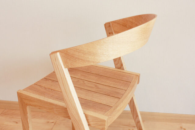 掛け心地の良いコンパクトチェア