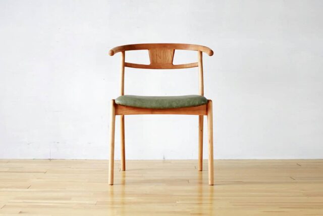 曲線使いのハーフアームチェア