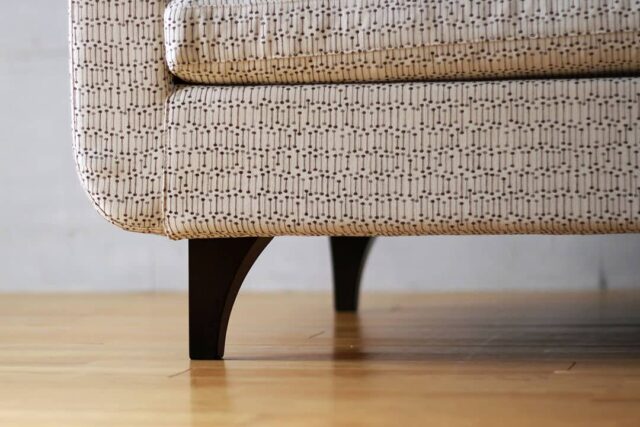 テーパードデザインの木製レッグ