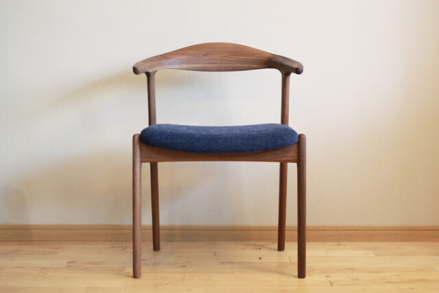 クラフト感のあるセミアームチェア