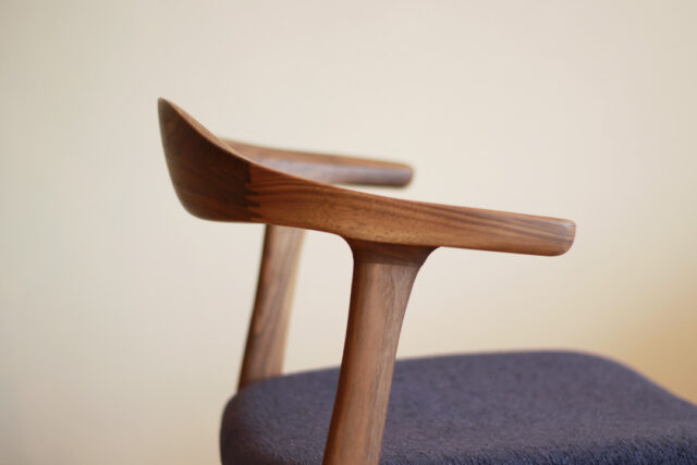 手間を惜しまず一脚づつの手仕事