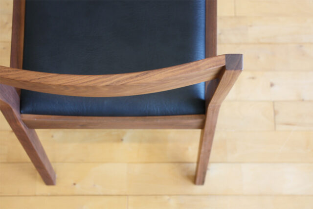 やさしい背あたりのフラット設計