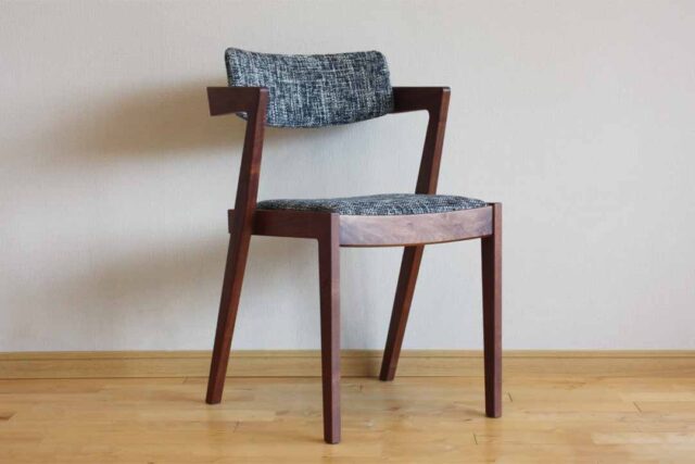 背あたりの良いコンパクトチェア