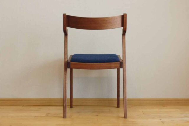 掛け心地の良いコンパクトチェア