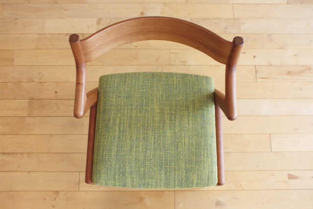 ゆとりのある幅広チェア