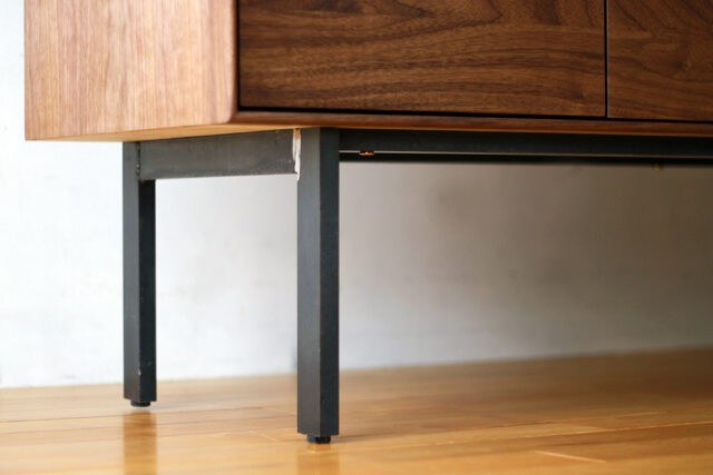 素材感たっぷり、無垢鉄レッグ