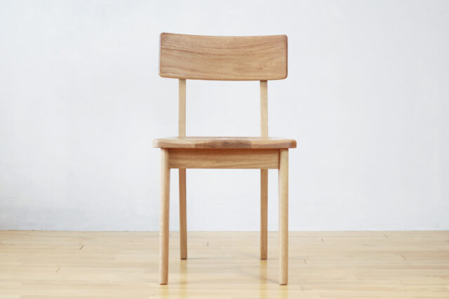 快適な掛け心地のコンパクトウッドチェア