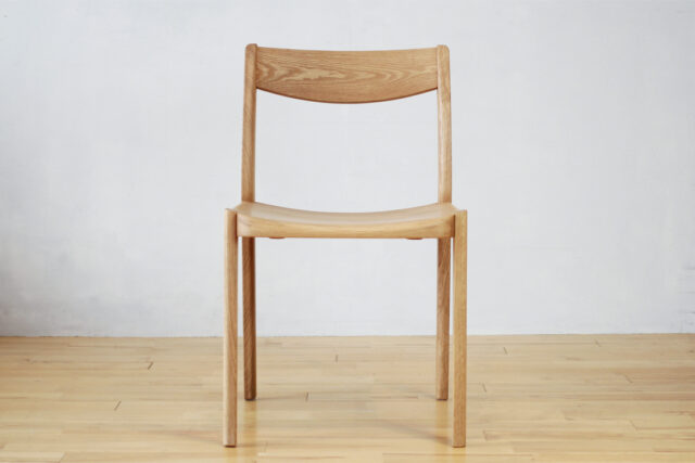 お尻にフィットする板座チェア