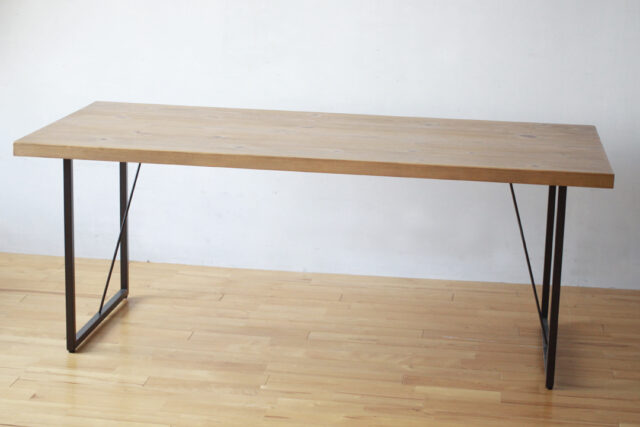 アンティーク風の加工をしたパイン材