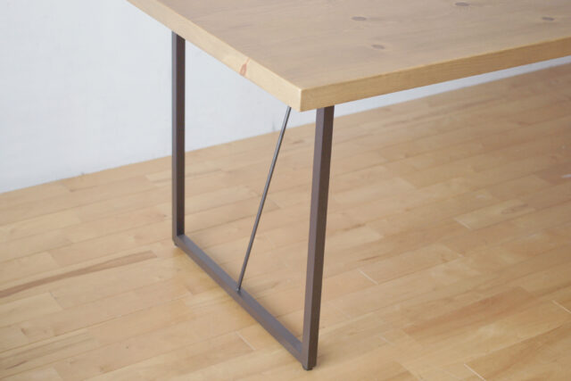 軽快なシルエットのスチールレッグ