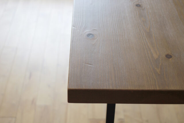 魅力的な節あり無垢材