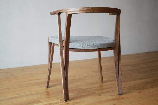 枝分かれしたレッグが特徴的