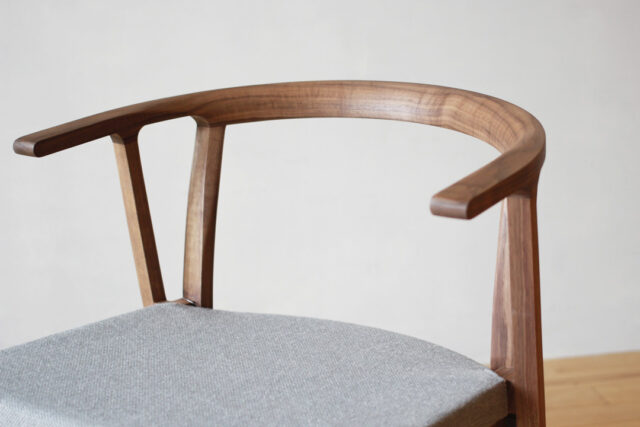 笠木から繋がる細身のアーム