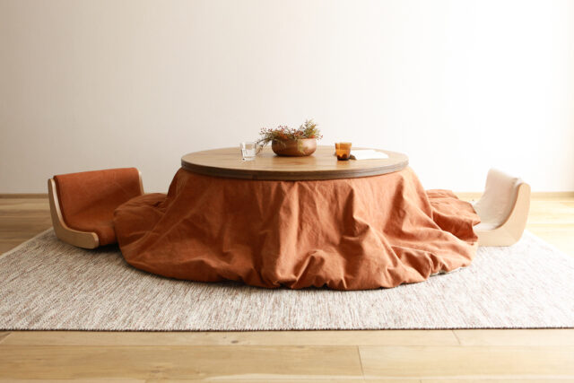 アンティーク風の加工をしたパイン材