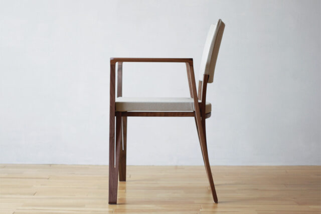 軽やかなデザインのアームチェア