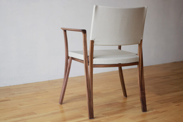 枝分かれしたレッグが特徴的