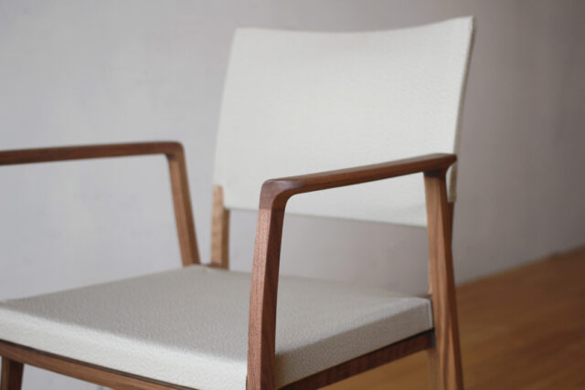 当たりのやさしい細身のアーム