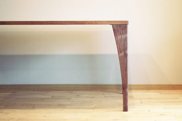 緩やかなアール形状のテーパードレッグ