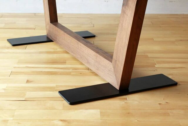 モダンな印象のレッグデザイン