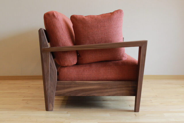 後傾デザインで増す安定感と存在感