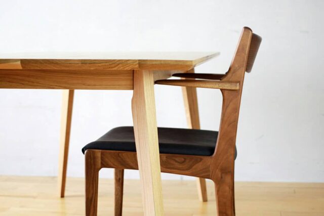 内側に入った薄めの幕板