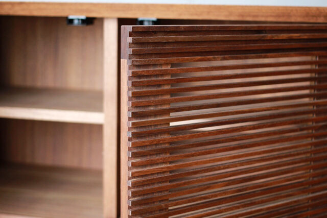 格子デザインの扉