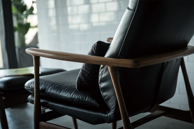 無垢材を削り出して製作されたフレームデザイン