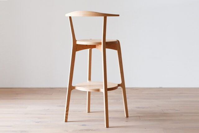 後ろ姿も軽やかで美しいカウンターチェ