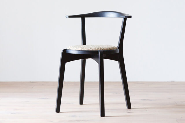 曲線が印象的なチェア