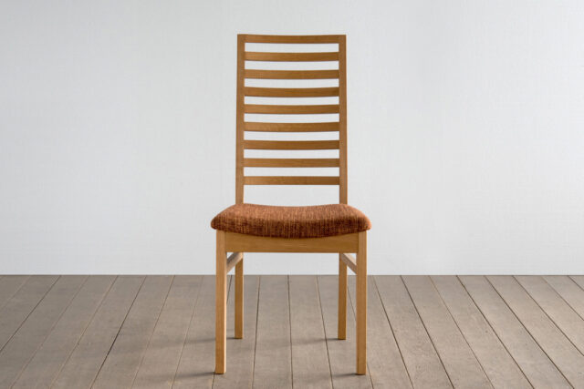 シンプルなラダーバックのチェア