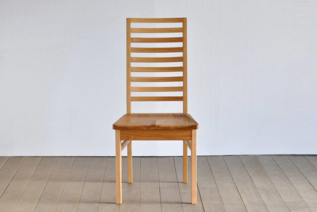 シンプルなラダーバックのチェア