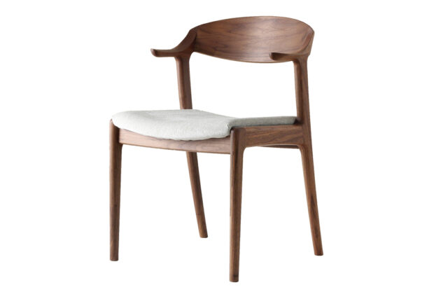 出入りのしやすいセミアームデザイン