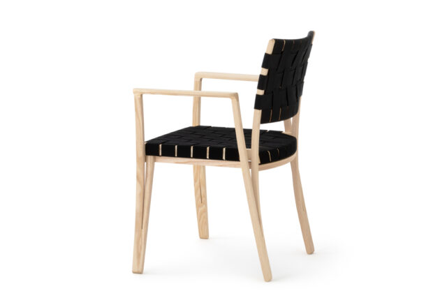 軽やかなデザインのアームチェア