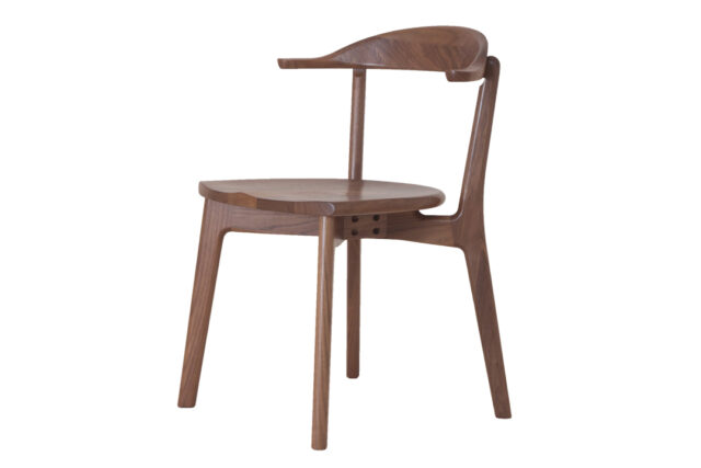 シンプルで合わせやすい板座