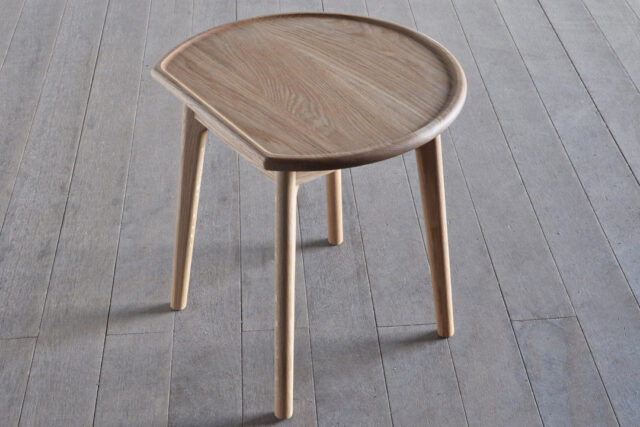 コンパクトで可愛らしいサイドテーブル