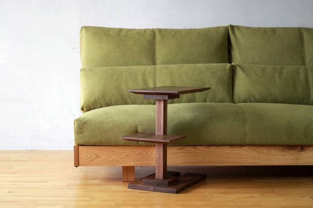 座面に挿せるコの字型デザイン