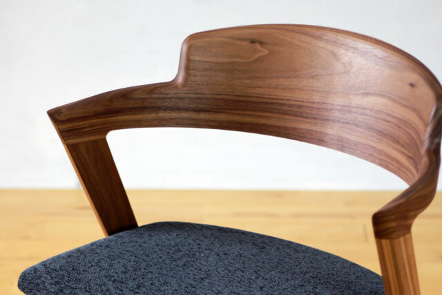 大きく曲げた曲木の笠木