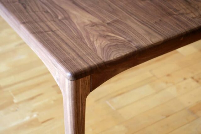 大きく面取りされたエッジ