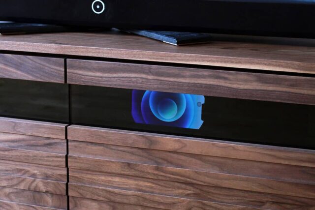 テレビと好相性、ブラックガラス