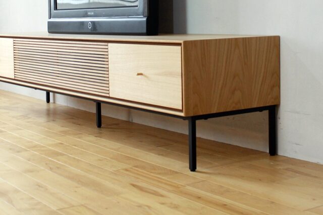 細身のスチールレッグ