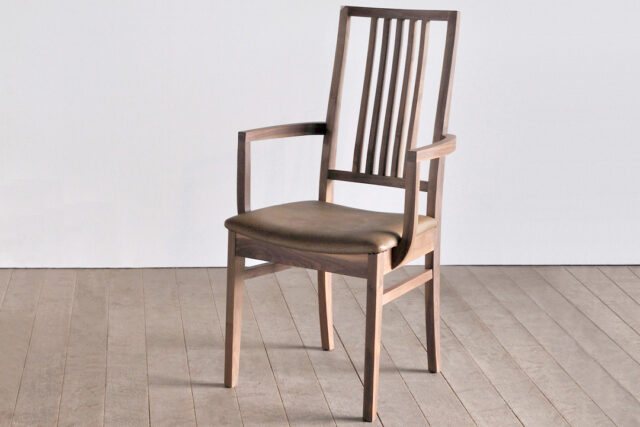 フォーマルな印象のハイバックアームチェア