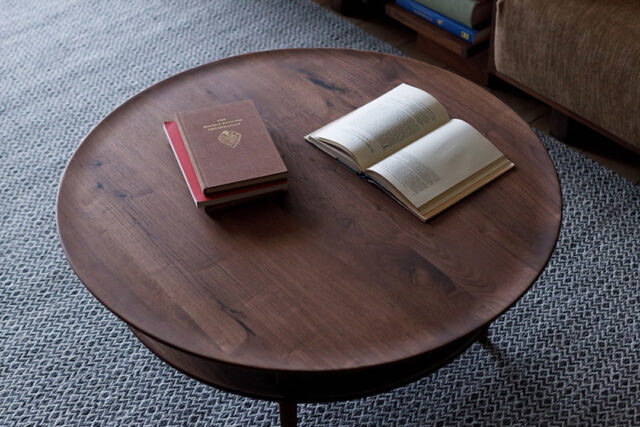 お皿のような立ち上がりを施した縁