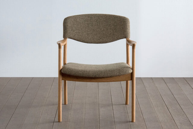 細身で丸みのある北欧風のチェア