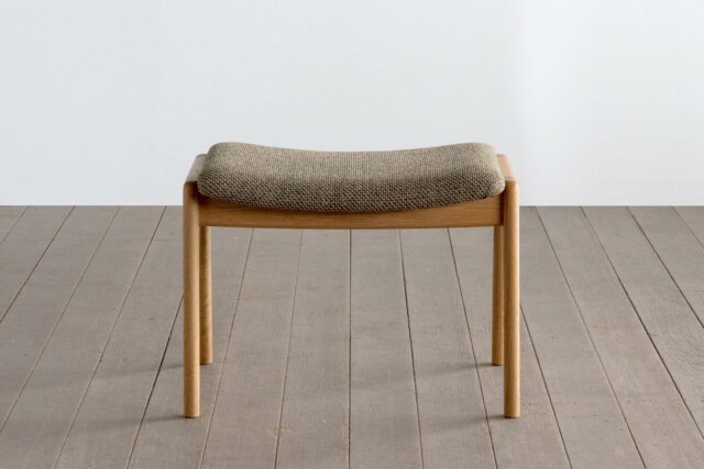 細身で丸みのある北欧風のオットマン