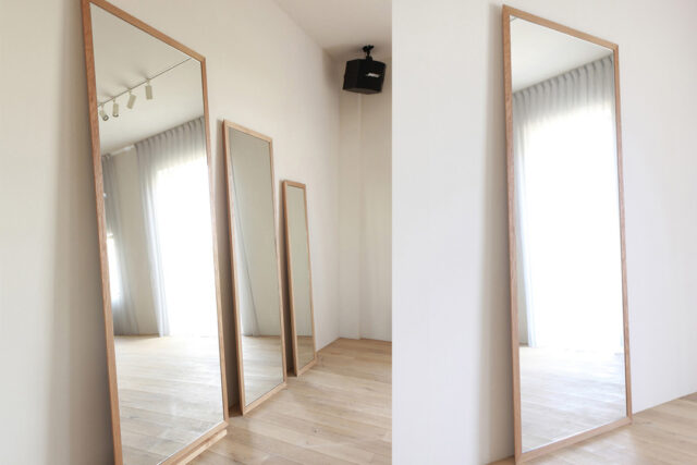 上質なシンプルさが心地よい無垢材ミラー